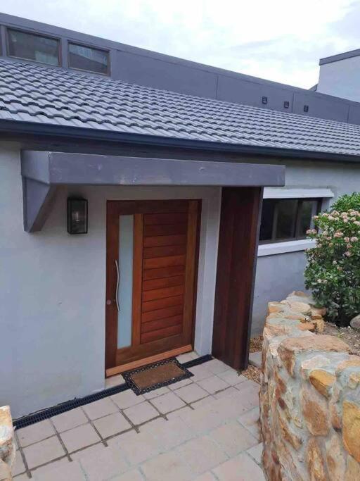 Modern Mountainside With Ocean View - Minimal Load Shedding Vakantiehuis