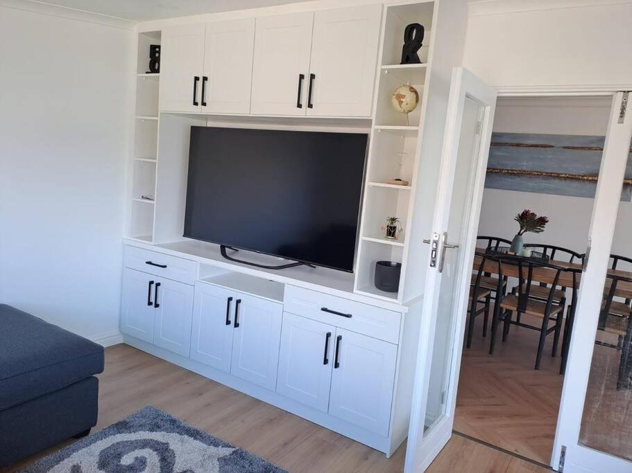 Modern Mountainside With Ocean View - Minimal Load Shedding Vakantiehuis *