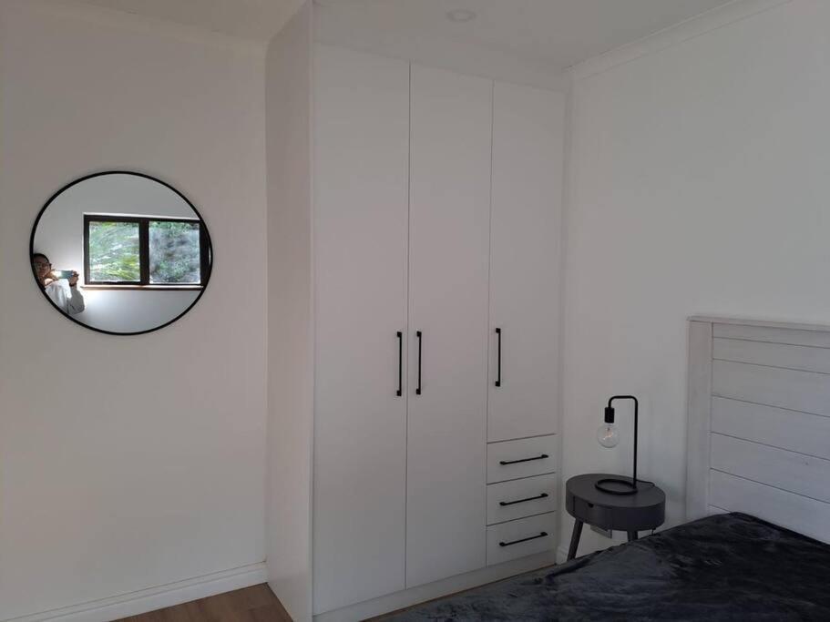 Modern Mountainside With Ocean View - Minimal Load Shedding Vakantiehuis