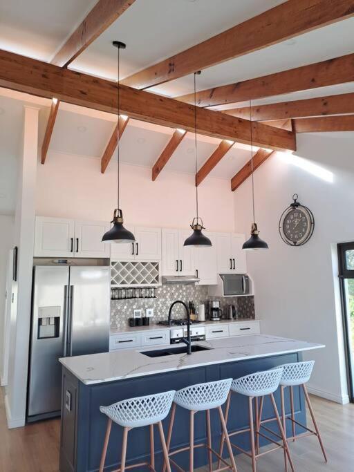 Modern Mountainside With Ocean View - Minimal Load Shedding Vakantiehuis *