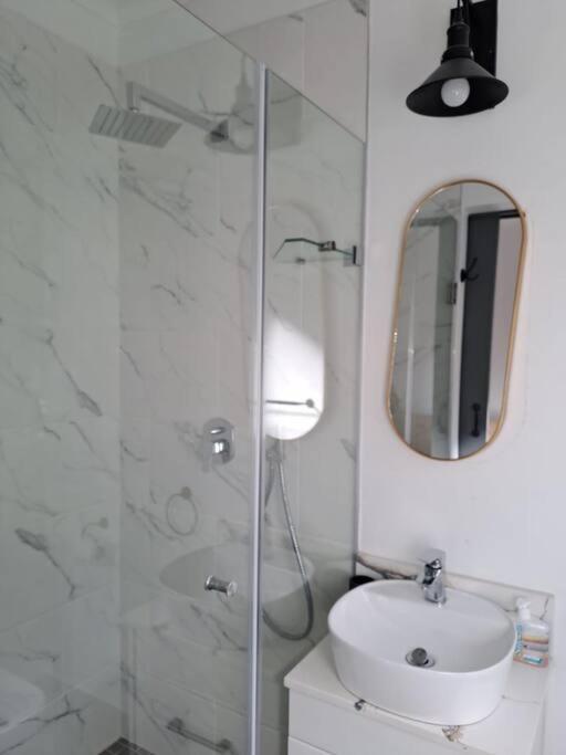 Vakantiehuis Modern Mountainside With Ocean View - Minimal Load Shedding *