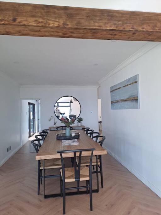 Vakantiehuis Modern Mountainside With Ocean View - Minimal Load Shedding