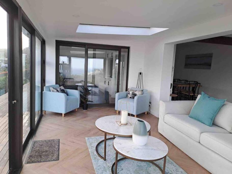 Modern Mountainside With Ocean View - Minimal Load Shedding Vakantiehuis
